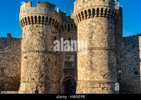 Le Palais du Grand Maître des Chevaliers de Rhodes, également connu sous le nom de Kastello, est un château médiéval de la ville de Rhodes, Grèce. Banque D'Images