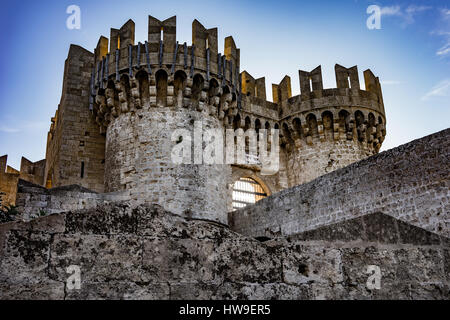 Le Palais du Grand Maître des Chevaliers de Rhodes, également connu sous le nom de Kastello, est un château médiéval de la ville de Rhodes, Grèce. Banque D'Images