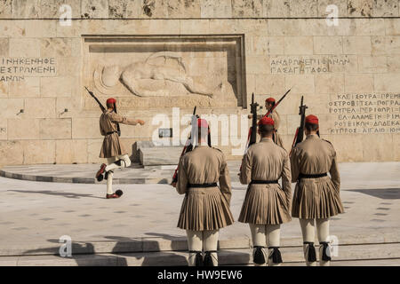 Evzones grecs (garde présidentielle) à Athènes, Grèce sur la tombe du soldat inconnu. Banque D'Images