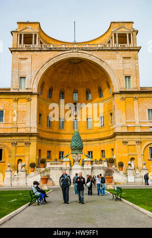 Détail architectural par Claudio Bramante dans le Cortile della Pigna. État de la Cité du Vatican. Rome, Latium, Italie, Europe. Banque D'Images