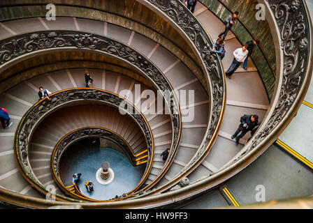 L'escalier à double hélice moderne. État de la Cité du Vatican. Rome, Latium, Italie, Europe. Banque D'Images