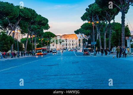 Via dei Fori Imperiali est une route dans le centre de la ville de Rome, Italie, qui suit une ligne droite de la Piazza Venezia au Colisée. Rome Banque D'Images