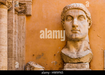 Des fragments d'une statue géante de Constantin le Grand dans le musée du Capitole. Piazza del Campidoglio. Rome, Latium, Italie, Europe Banque D'Images