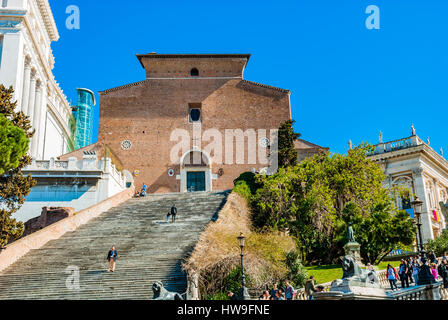 Façade de la Basilique de Santa Maria in Ara Coeli avec l'escalier monumental. Rome, Latium, Italie, Europe. Banque D'Images