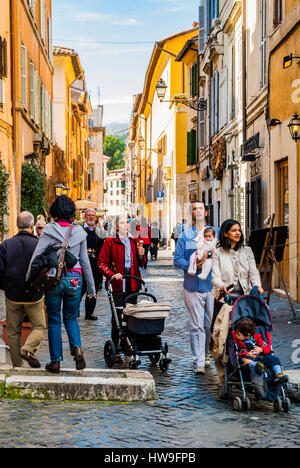 Street dans le quartier de Trastevere. Rome, Latium, Italie, Europe. Banque D'Images