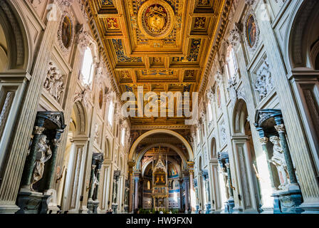 Nef de Archbasilica Saint-Jean de Latran, officiellement la cathédrale de Rome. Rome, Latium, Italie, Europe. Banque D'Images