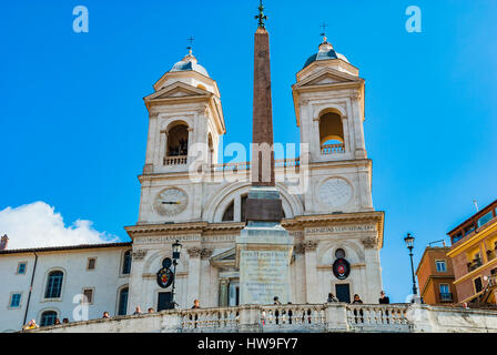 Sallustiano Obelisco et l'église de la Santissima Trinità dei Monti. Rome, Latium, Italie, Europe. Banque D'Images