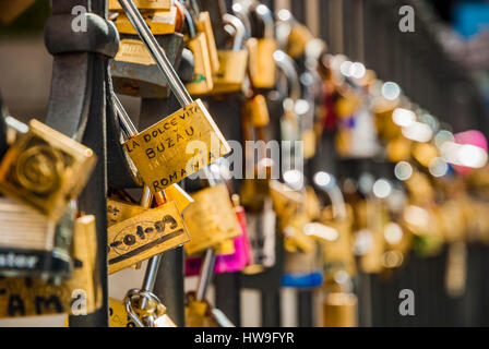 Les cadenas de l'amour à côté de la fontaine de Trevi. Rome, Latium, Italie, Europe. Banque D'Images