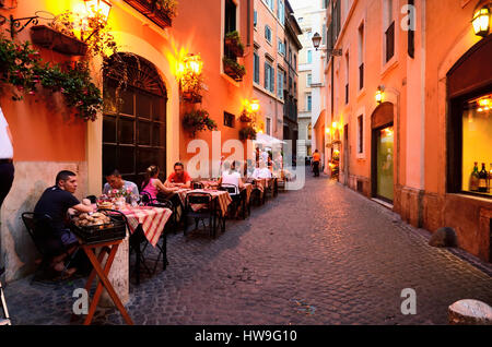 Rue étroite avec terrasse de restaurant. Rome, Latium, Italie, Europe. Banque D'Images