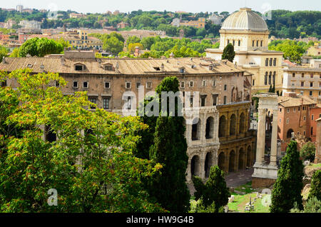 Théâtre de Marcellus et le temple d'Apollon Sosien. Vu depuis le toit du musée du Capitole. Rome, Latium, Italie, Europe. Banque D'Images