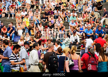 Foule de touristes assis sur les marches de la Piazza di Spagna. Rome, Latium, Italie, Europe. Banque D'Images