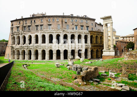 Théâtre de Marcellus et le temple d'Apollon Sosien. Rome, Latium, Italie, Europe. Banque D'Images