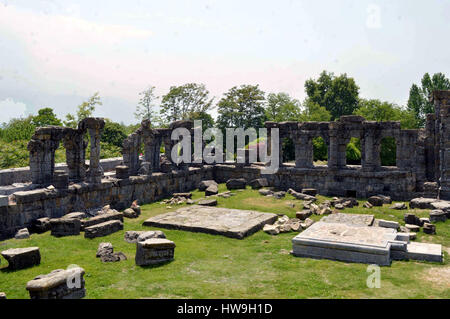 L'Inde, d'Anantnag. Mar 15, 2017. Les ruines de Martand Temple du Soleil dans le village de Matthan. Anantang district, à environ 65 km au sud de Srinagar, la capitale d'été du Cachemire, Martand Temple du Soleil est l'un des importants sites archéologiques sous contrôle indien du Cachemire. Le temple a été construit autour de 500 A.D. à être dédié à Surya (le Soleil) et dieu est maintenant en ruines. Credit : Muneeb ul Islam/Pacific Press/Alamy Live News Banque D'Images