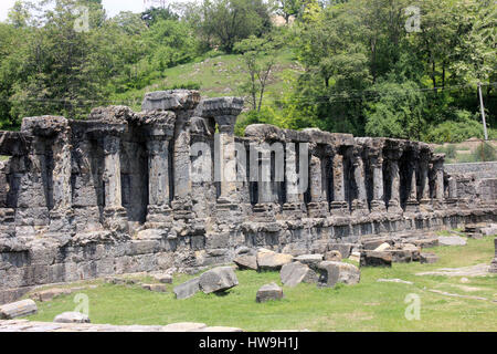 L'Inde, d'Anantnag. Mar 15, 2017. Les ruines de Martand Temple du Soleil dans le village de Matthan. Anantang district, à environ 65 km au sud de Srinagar, la capitale d'été du Cachemire, Martand Temple du Soleil est l'un des sites archéologiques importants au Cachemire. Le temple a été construit autour de 500 A.D. à être dédié à Surya (le Soleil) et dieu est maintenant en ruines. Credit : Muneeb ul Islam/Pacific Press/Alamy Live News Banque D'Images