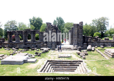 L'Inde, d'Anantnag. Mar 15, 2017. Personnes visitent les ruines de Martand Temple du Soleil dans le village d'Anantnag Matthan district, à environ 65 km au sud de Srinagar, la capitale d'été du Cachemire, Martand Temple du Soleil est l'un des sites archéologiques importants au Cachemire. Le temple a été construit autour de 500 A.D. à être dédié à Surya (le Soleil) et dieu est maintenant en ruines. Credit : Muneeb ul Islam/Pacific Press/Alamy Live News Banque D'Images
