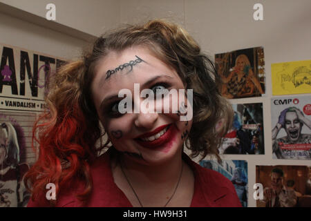 4/12/16, Street, Cardiff, Pays de Galles. En télévision télévision 1502 Francesca Wood l'âge de 20 ans, comme le cosplay comic book "charactor Harley Quinn". Banque D'Images