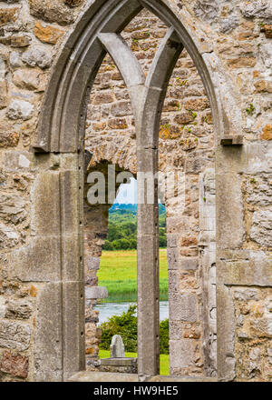 Old Stone Arch fenêtre sur la rivière Shannon à Clonmacnoise, County Offaly, Irlande. Banque D'Images