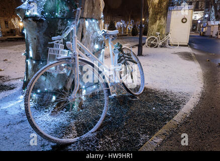 Arrivée à Zagreb, blocage de l'arbre de Noël, décoré de lumières et de vieux vélo blanc en premier plan s'appuyant sur l'arbre dans le parc Zrinjevac Banque D'Images