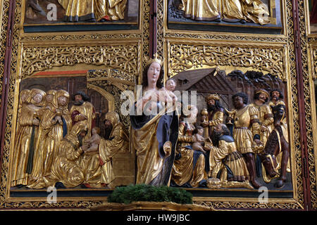 Vierge Marie avec l'enfant Jésus, dans l'autel de l'église Maria am Berg le 13 décembre 2014 à Hallstatt, Autriche. Banque D'Images