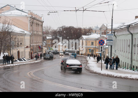 Moscou, Russie - le 13 janvier 2015 : le trafic important vers le bas la Radishevskaya street dans la partie historique de la ville. Des capacités du Ministère de l'Immigr Banque D'Images