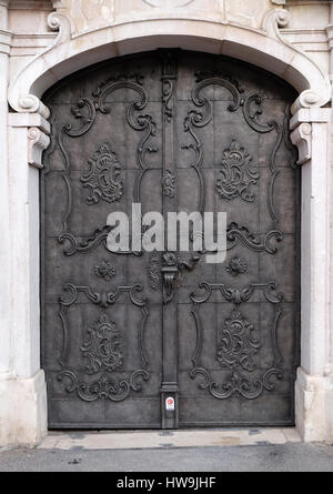 Porte médiévale majestueuse avec motif métal orné de colonnes en pierre et à Salzbourg le 13 décembre 2014. Banque D'Images