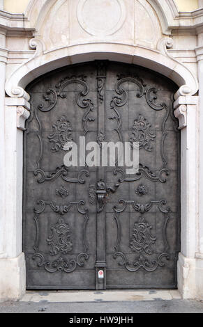 Porte médiévale majestueuse avec motif métal orné de colonnes en pierre et à Salzbourg le 13 décembre 2014. Banque D'Images