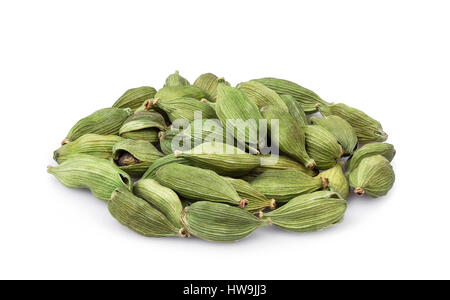 Pile de cardamome verte isolée sur fond blanc. Heap de cardamon pods. D'épices indiennes. Condiment Banque D'Images