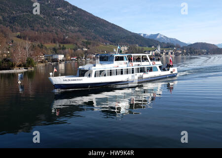 Voile sur le lac Wolfgangsee Salzkammergut en Autriche le 14 décembre 2014. Banque D'Images