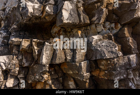 L'érosion côtière en mur de pierres naturelles, Kassiopi Corfou, Grèce Banque D'Images