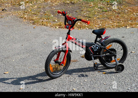 Tambov, Fédération de Russie - le 27 septembre 2014 Trek Jet 16 vélo enfant avec des roues de formation. Banque D'Images