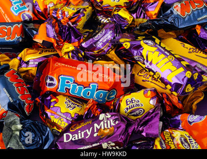 Paphos, Chypre - 27 novembre 2015 Les produits laitiers, lait Cadbury Cadbury Dairy Milk Caramel, Wispa, Eclair, Fudge, Creme Egg Twisted et enrouler les bonbons. Full Frame Banque D'Images