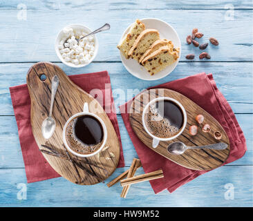 Tasses de café et de bonbons à l'ancienne table en bois bleu. Vue d'en haut. Banque D'Images