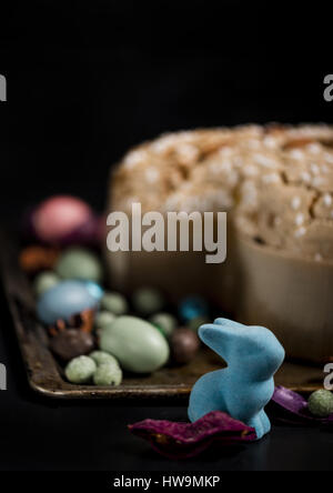 Lapin de Pâques, des œufs et des gâteaux, sur un bac rouillé foncé Banque D'Images