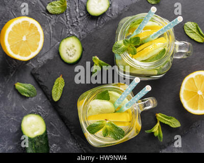 La désintoxication de l'eau avec le concombre, la Menthe et citron Banque D'Images