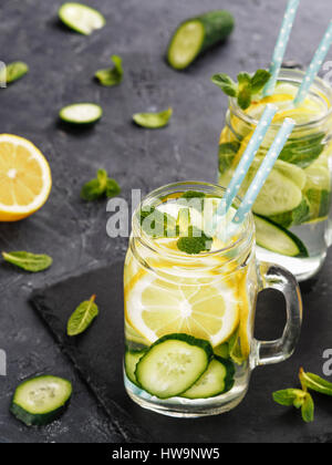 La désintoxication de l'eau avec le concombre, la Menthe et citron Banque D'Images