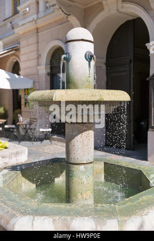 Petite fontaine dans le centre ville de Keszthely, Hongrie. Banque D'Images