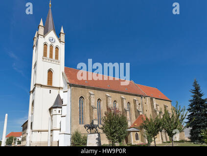 Église paroissiale franciscaine gothique dans Kezsthely, Hongrie. Construit en 1390 et rénové au 19ème siècle dans le style baroque, lui donnant un imposant de style néogothique Banque D'Images