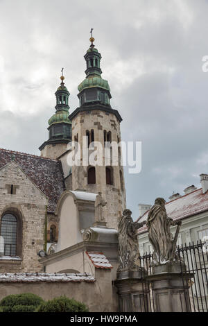 Eglise romane St Andrew de clochers vue depuis l'Église Saints Pierre et Paul à Cracovie, Pologne. Banque D'Images