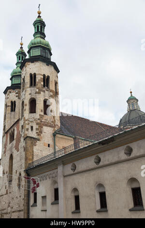 Eglise romane St Andrew de clochers à Cracovie, Pologne. Banque D'Images