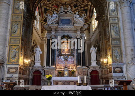 L'autel principal à l'église de Santa Maria del Popolo, Rome, Italie le 02 septembre 2016. Banque D'Images