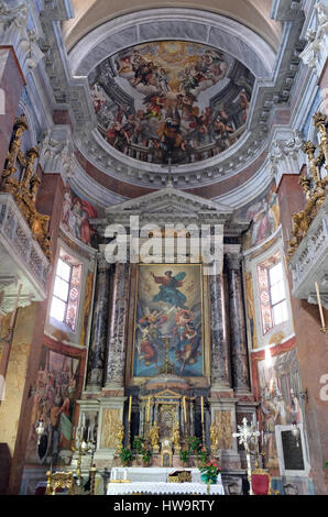 Retable de la Trinité est de Francesco Grandi représente le Père et le Saint Esprit accompagné d'anges, l'église San Giacomo in Augusta à Rome Banque D'Images