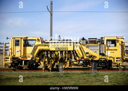 Mainz, Allemagne - Mars 09, 2017 : le bourrage et la machine de redressage 08-75 / 4ZW Plasser & Theurer en voie de construction sur 09 mars 2017 à Mayence. Banque D'Images