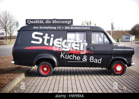 Mainz, Allemagne - 10 mars 2017 : La vue de côté d'une vieille Ford caravane pour les cuisines et bains de la publicité des ventes de l'entreprise Stieger sur le Ma Banque D'Images