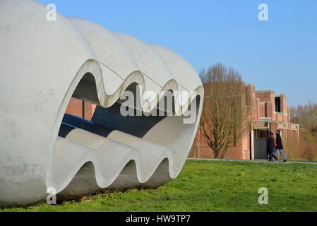 France, Nord, Villeneuve d'Ascq, LAM ou Lille Métropole Musée d'Art Moderne, art contemporain et art brut, Richard Deacon sculpture intitulée entre fiction et réalité Banque D'Images