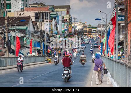 Vietnam, le delta du Mékong, Long Xuyen, la circulation sur route principale Banque D'Images