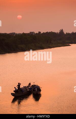 Le Vietnam, de la zone DMZ, Dong Ha, rivière Cam Lo, bateaux au coucher du soleil Banque D'Images