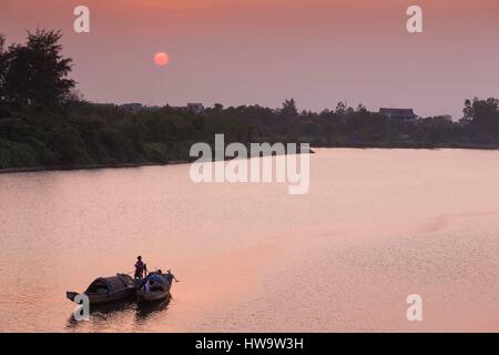 Le Vietnam, de la zone DMZ, Dong Ha, rivière Cam Lo, bateaux au coucher du soleil Banque D'Images