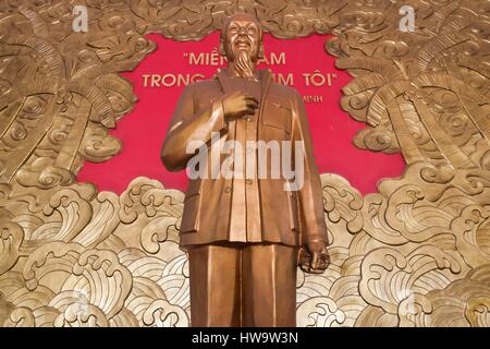 Le Vietnam, de la zone DMZ, Province de Quang Tri, Ben Hai, mémorial de la guerre à l'emplacement de l'ancienne Amérique du nord et le Vietnam du sud de la frontière, l'intérieur du musée, la statue de Ho Chi Minh Banque D'Images