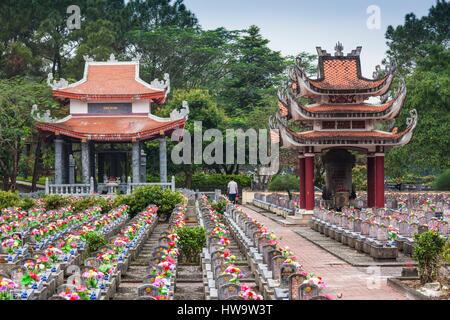 Le Vietnam, de la zone DMZ, Province de Quang Tri, Truong Son Cimetière militaire national, pierres tombales Banque D'Images