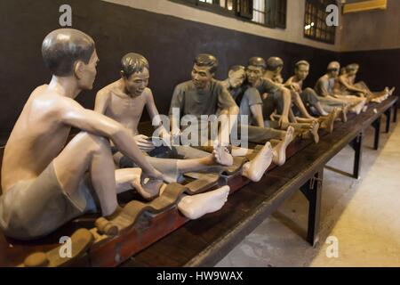 Vietnam, Hanoi, le Musée de la prison Hoa Lo, pièce d'époque coloniale française détenus dans les stocks de la jambe Banque D'Images